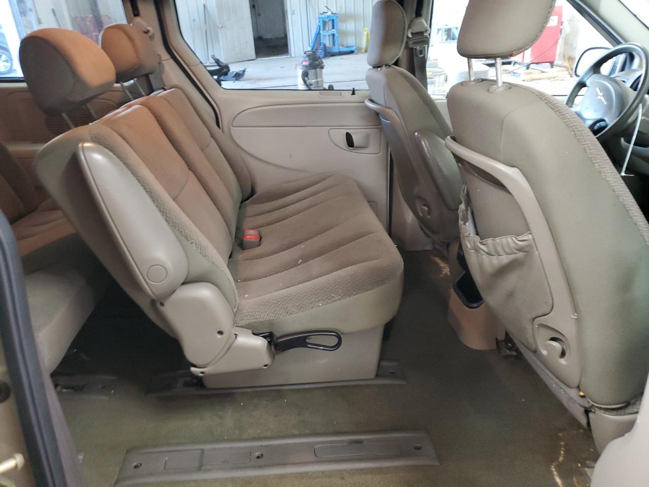 2006 Chrysler Town & Country VIN 1A4GP45R76B718273 Copart auction photo, side / undercarriage damage thumbnail 11