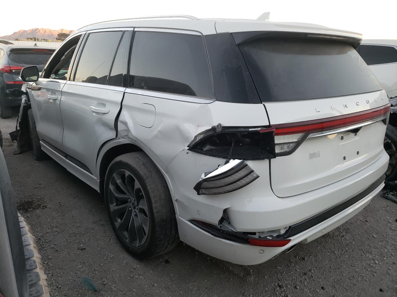 2021 Lincoln Aviator VIN 5LMYJ8XY6MNL02033 Copart auction photo, front end / rear end damage thumbnail 2