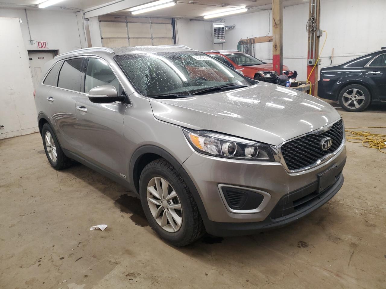 2017 KIA Sorento VIN 5XYPGDA39HG325813 Copart auction photo, minor dent/scratches damage thumbnail 4