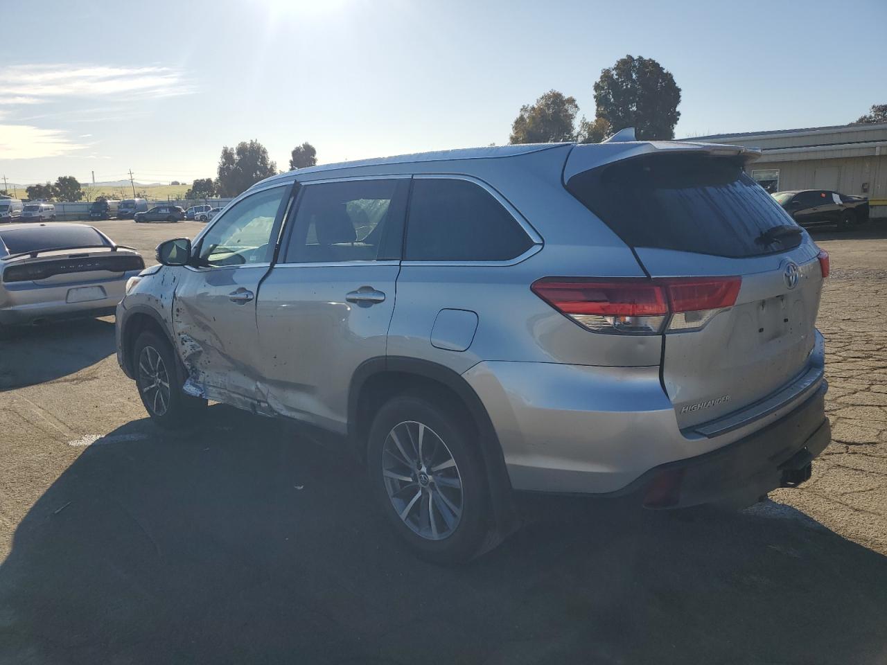 2019 Toyota Highlander VIN 5TDJZRFH4KS709266 Copart auction photo, all over damage thumbnail 2