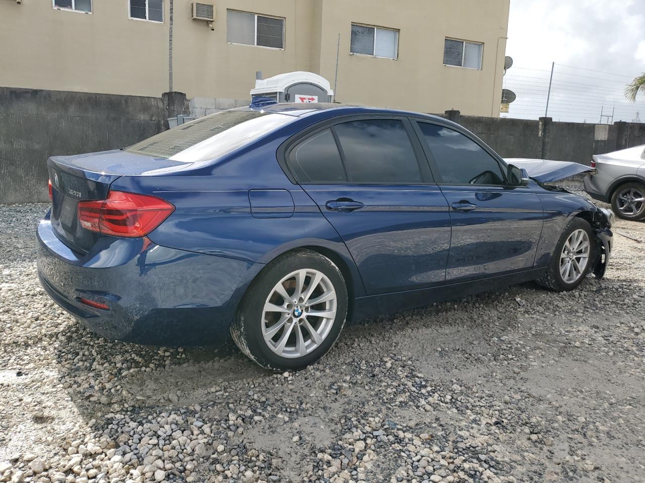 2016 BMW 3er VIN WBA8E1G58GNT37666 Copart auction photo, front end damage thumbnail 3