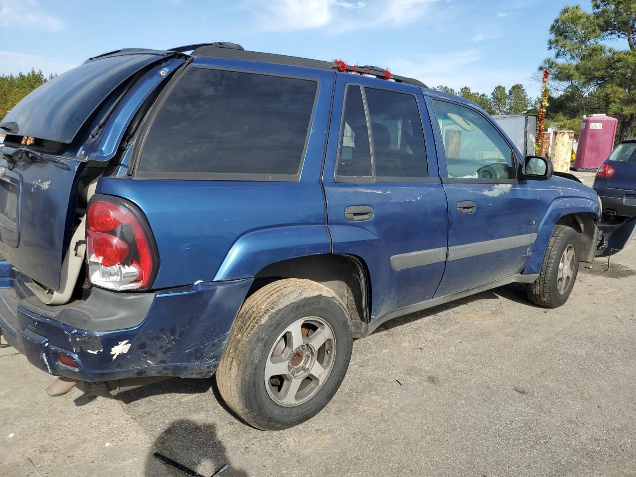 2005 Chevrolet TrailBlazer VIN 1GNDS13S452267546 Copart auction photo, front end damage thumbnail 3