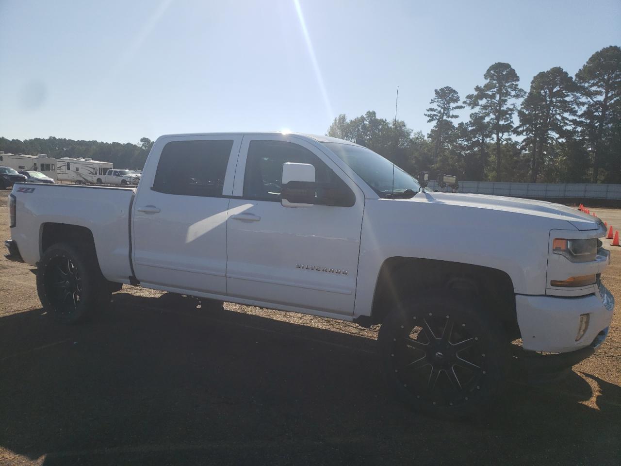 2016 Chevrolet Silverado VIN 3GCUKREC7GG238825 Copart auction photo, minor dent/scratches damage thumbnail 4