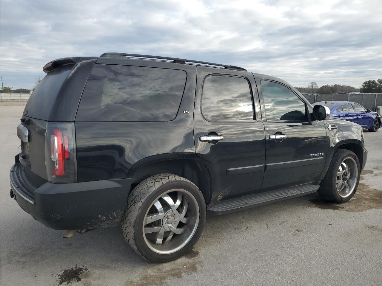 2007 Chevrolet Tahoe VIN 1GNFC13C27R326845 Copart auction photo, minor dent/scratches damage thumbnail 3