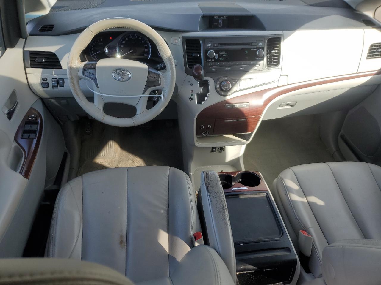 2013 Toyota Sienna VIN 5TDYK3DC8DS361319 Copart auction photo, rear end / minor dent/scratches damage thumbnail 8