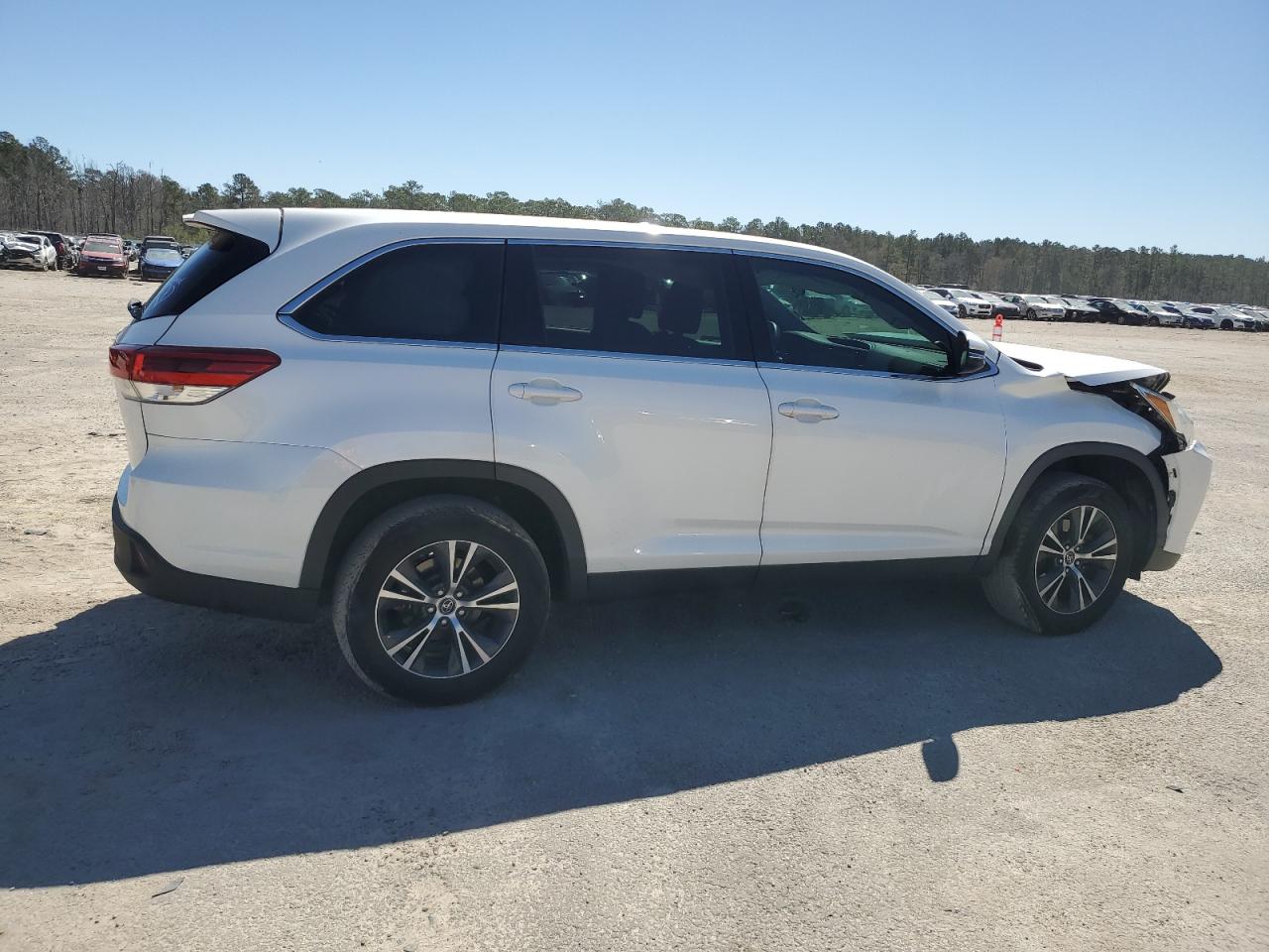 2019 Toyota Highlander VIN 5TDZARFH3KS057072 Copart auction photo, front end damage thumbnail 3