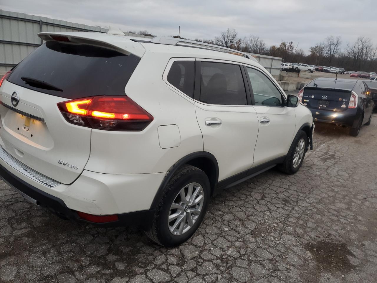 2017 Nissan Rogue VIN JN8AT2MV4HW017085 Copart auction photo, front end damage thumbnail 3