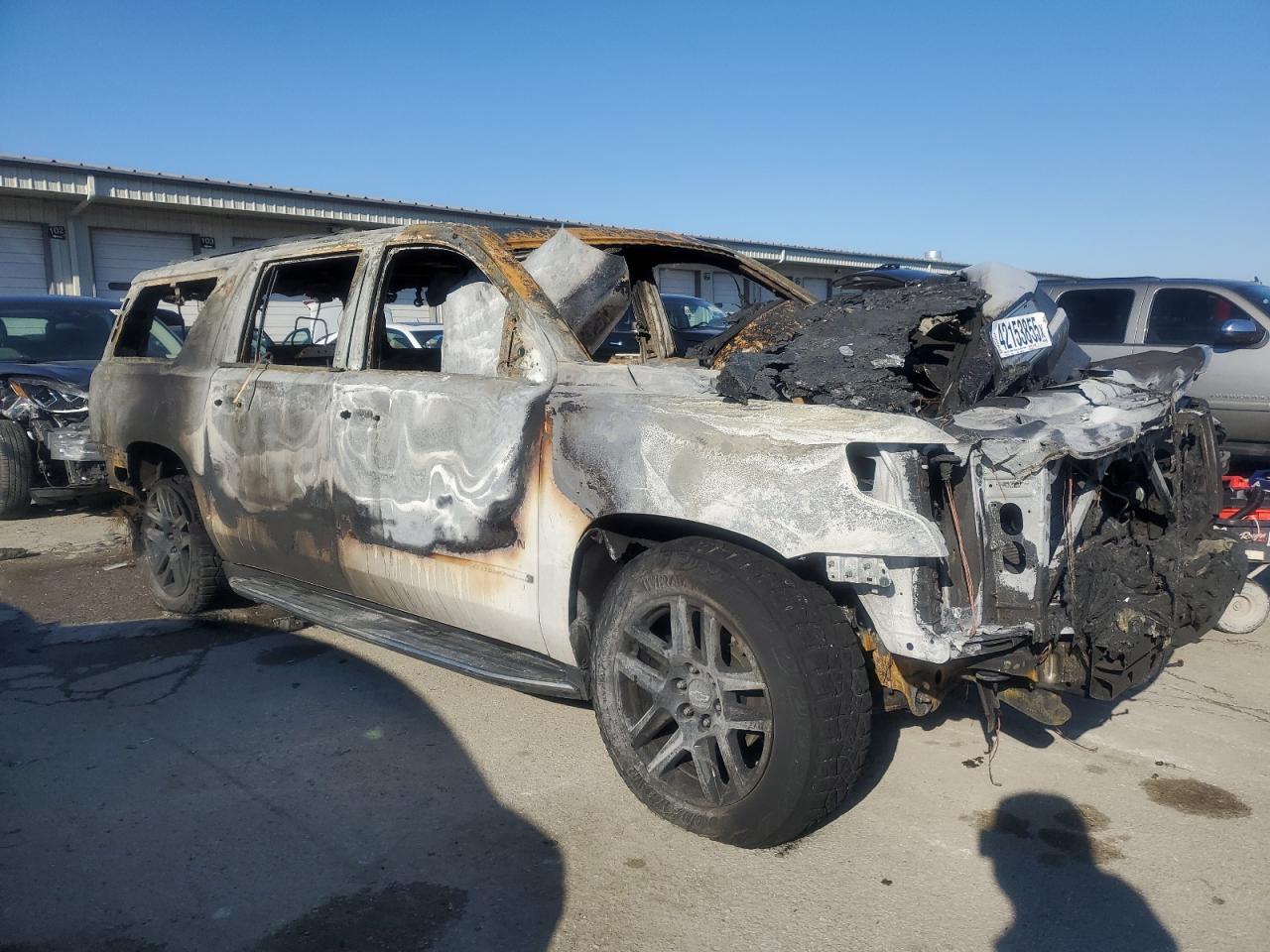 2018 Chevrolet Suburban VIN 1GNSKJKC6JR400164 Copart auction photo, burn damage thumbnail 4