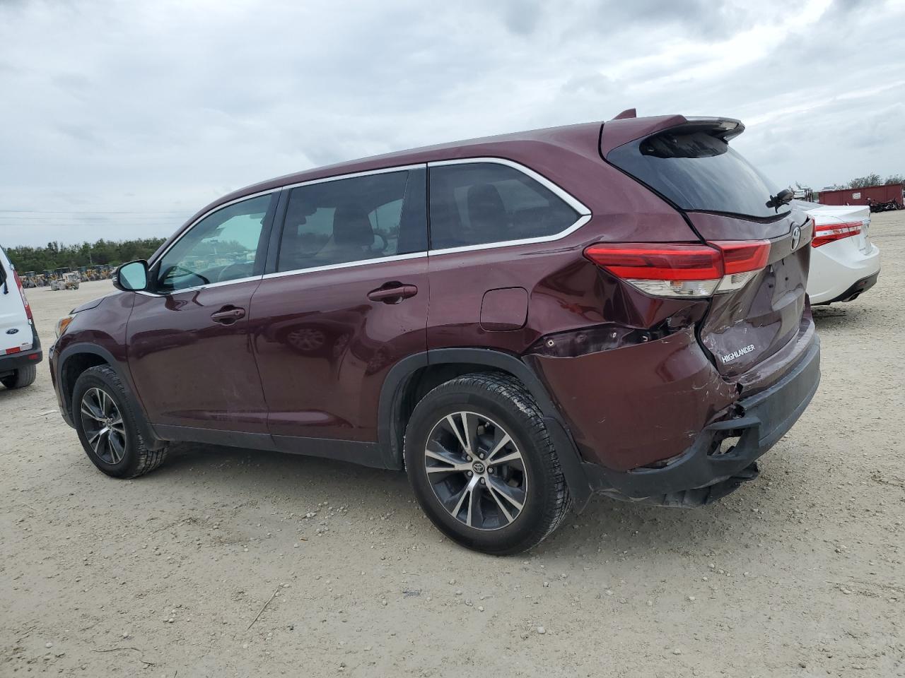 2019 Toyota Highlander VIN 5TDBZRFH1KS941392 Copart auction photo, rear end / side damage thumbnail 2