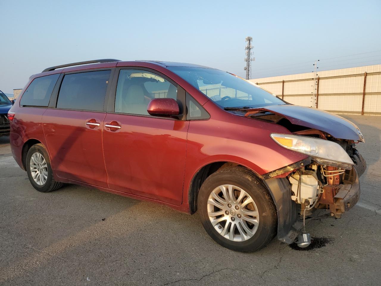 2017 Toyota Sienna VIN 5TDYZ3DC2HS811838 Copart auction photo, front end damage thumbnail 4