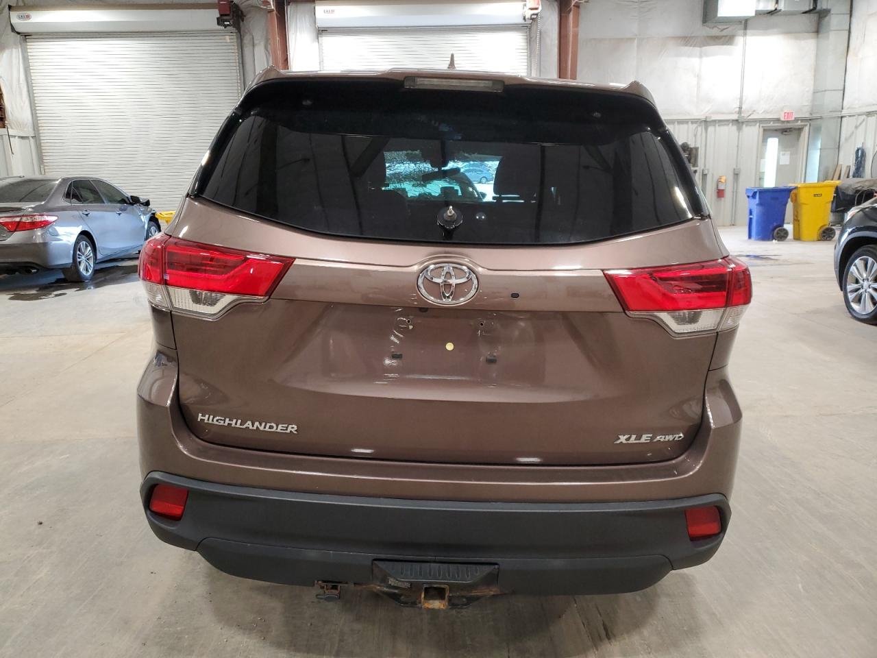 2017 Toyota Highlander VIN 5TDJZRFHXHS438206 Copart auction photo, side damage thumbnail 6