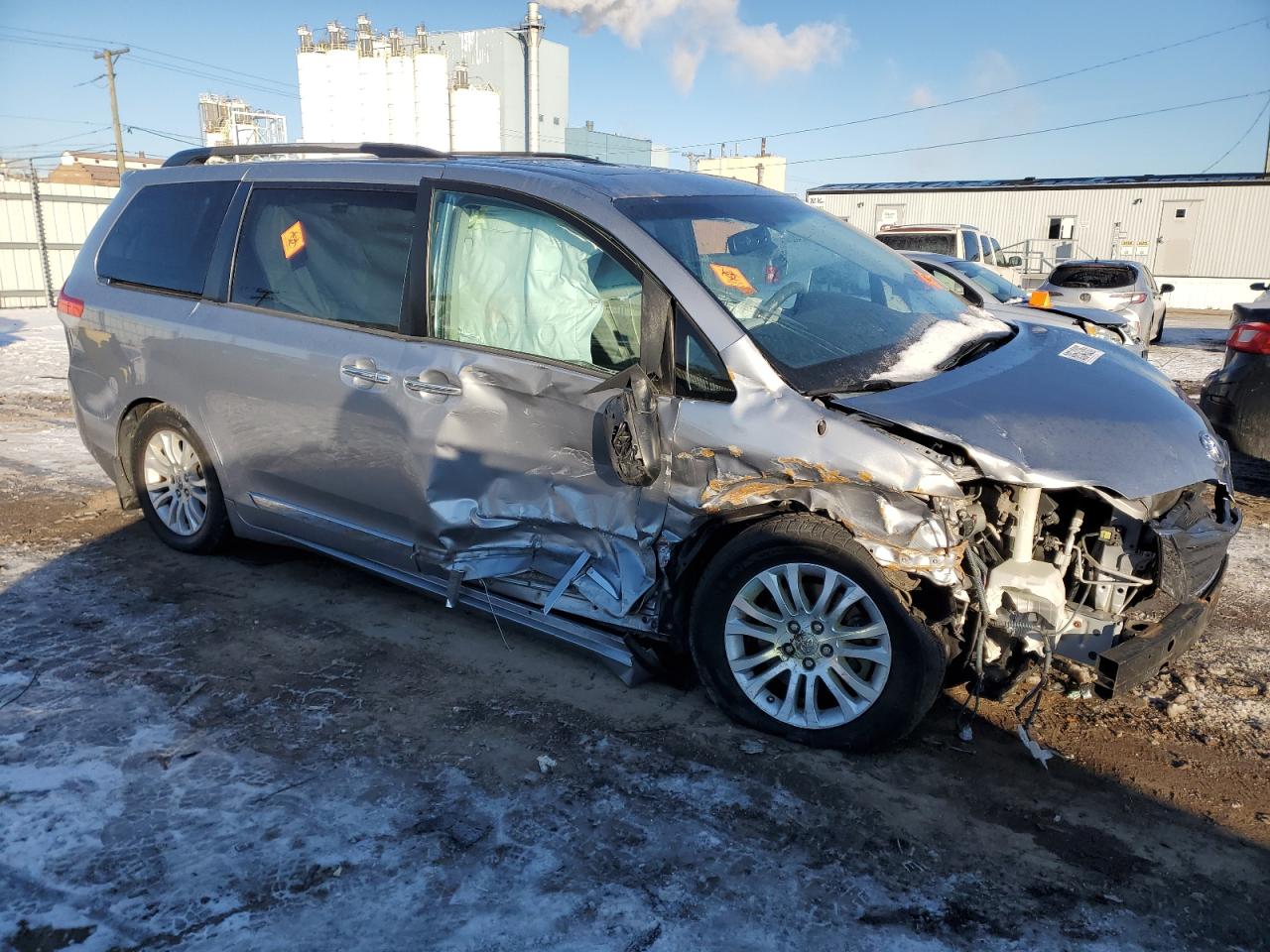2013 Toyota Sienna VIN 5TDYK3DC3DS334044 Copart auction photo, front end / side damage thumbnail 4