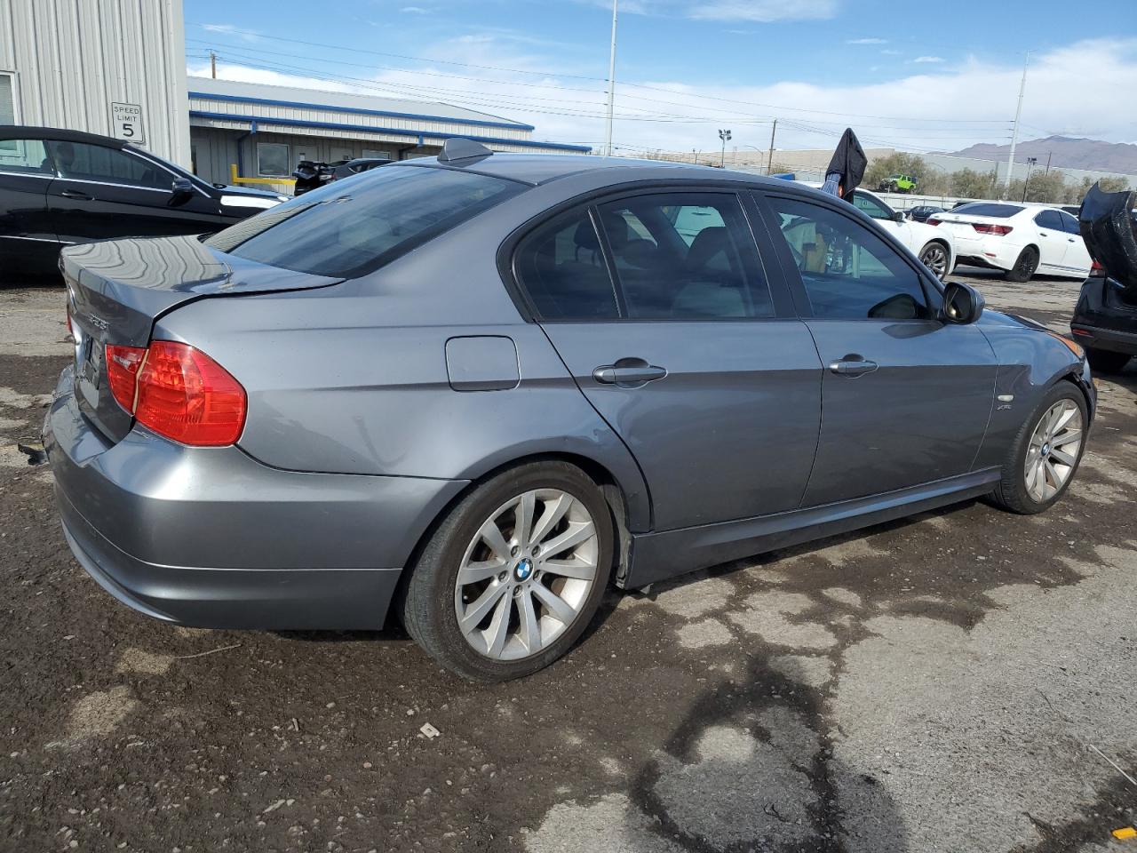 2011 BMW 3er VIN WBAPK7C50BA818105 Copart auction photo, rear end / front end damage thumbnail 3