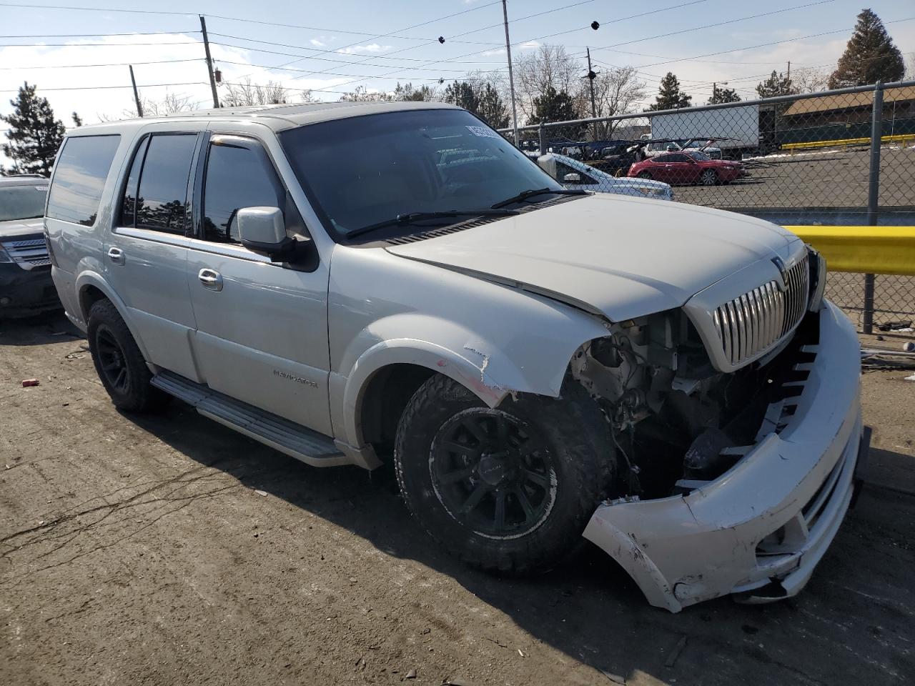 2005 Lincoln Navigator VIN 5LMFU28535LJ18925 Copart auction photo, front end damage thumbnail 4