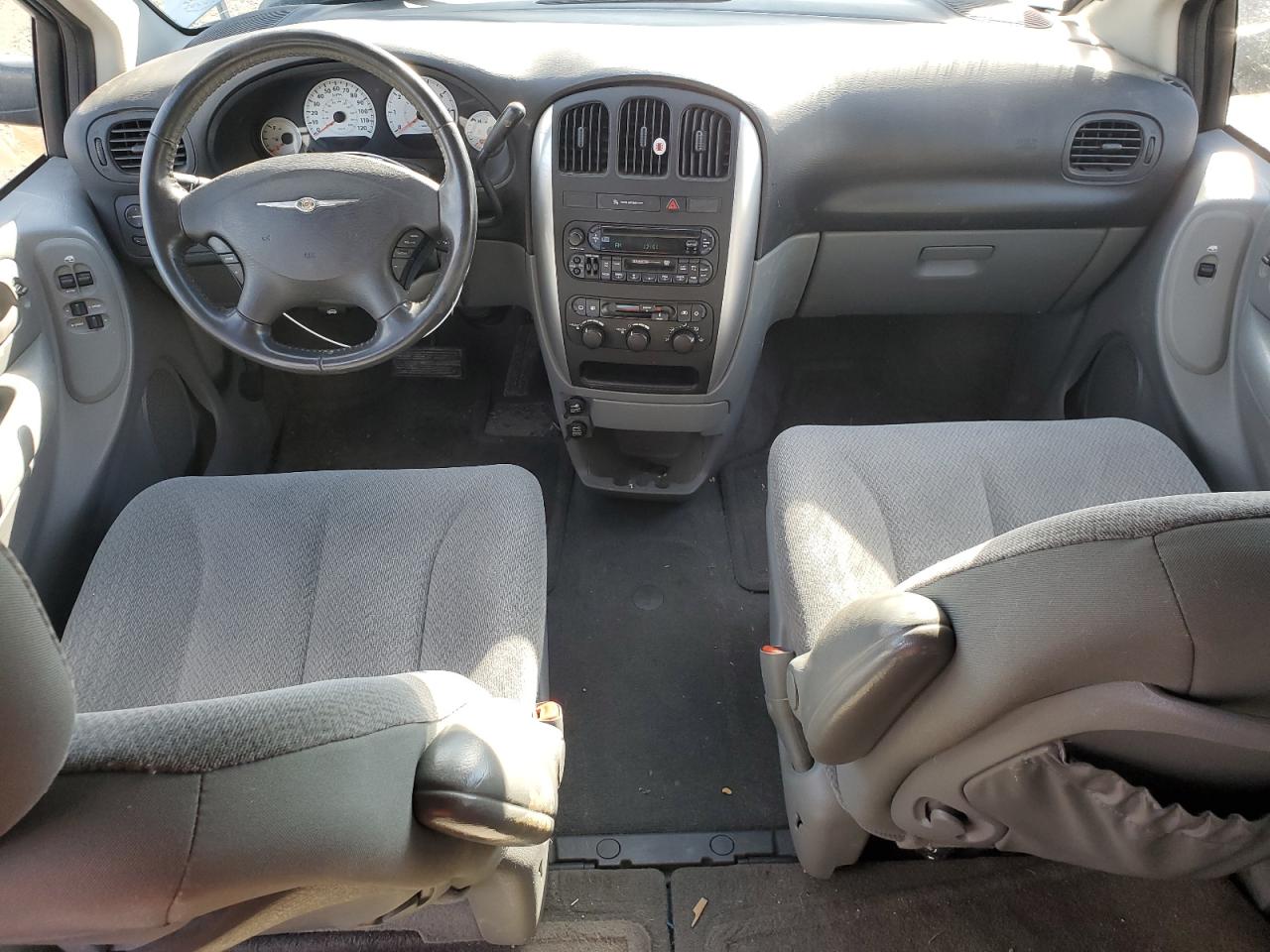 2006 Chrysler Town & Country VIN 2A4GP54L06R620643 Copart auction photo, front end damage thumbnail 8