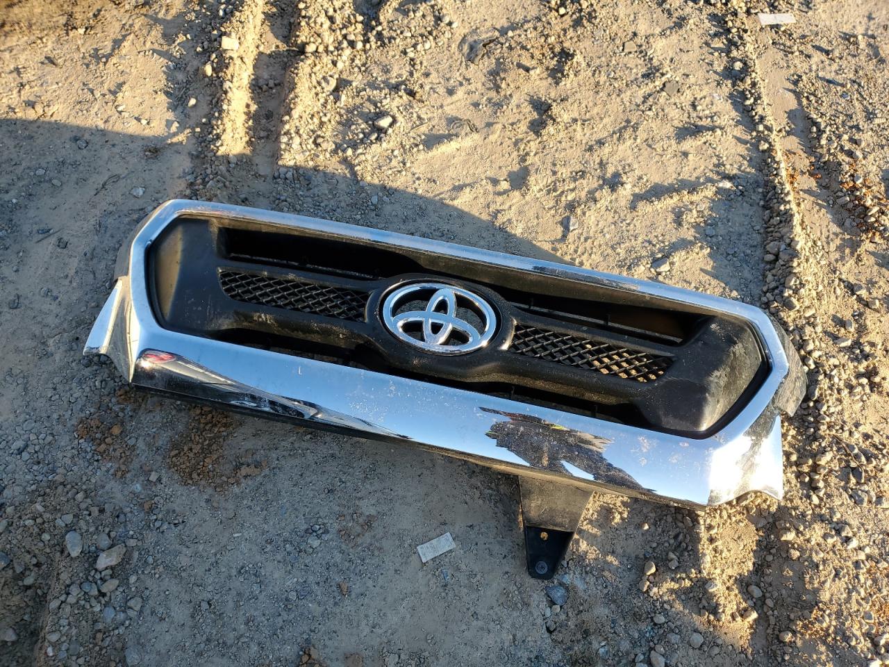 2015 Toyota Tacoma VIN 3TMLU4EN2FM198468 Copart auction photo, rollover damage thumbnail 12