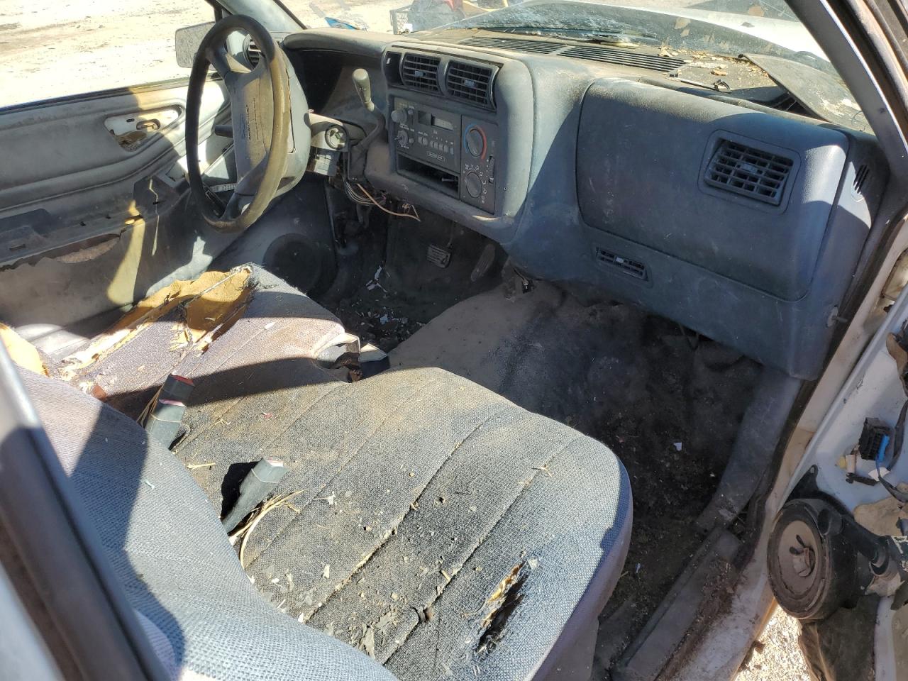 1996 Chevrolet S-10 Pickup VIN 1GCCS14X5TK209523 Copart auction photo, all over damage thumbnail 8