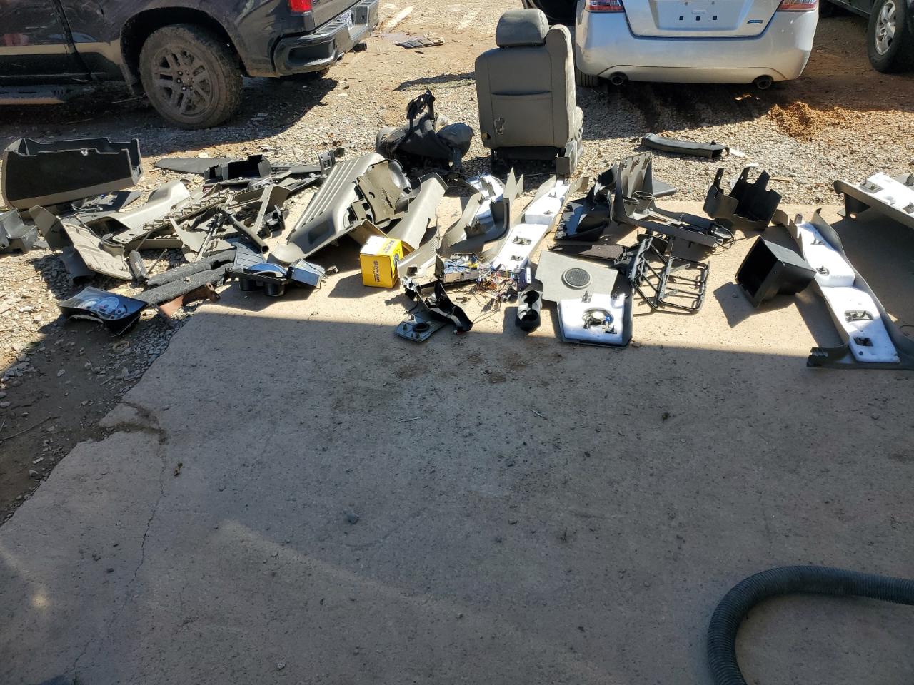 2004 Hummer H2 VIN 5GRGN23U04H104939 Copart auction photo, stripped damage thumbnail 14