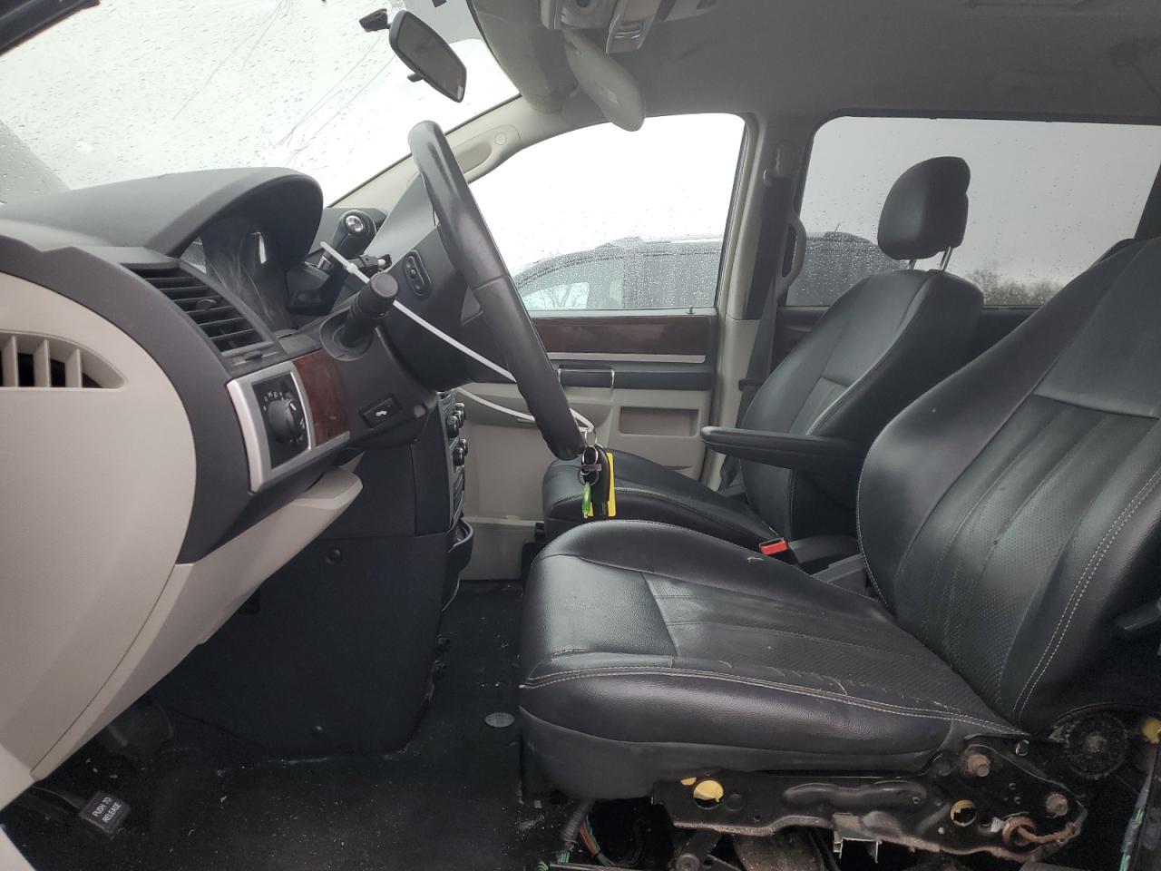 2010 Chrysler Town & Country VIN 2A4RR8D19AR451654 Copart auction photo, vandalism / undercarriage damage thumbnail 7