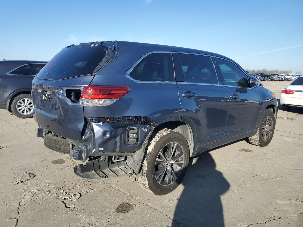 2018 Toyota Highlander VIN 5TDZZRFH0JS286011 Copart auction photo, rear end damage thumbnail 3