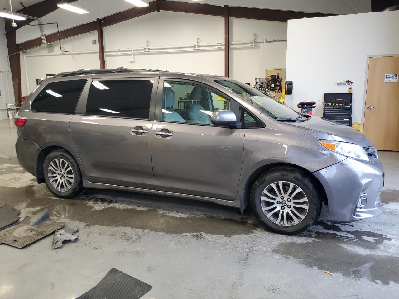 2020 Toyota Sienna VIN 5TDYZ3DC9LS033479 Copart auction photo, rear end / front end damage thumbnail 4