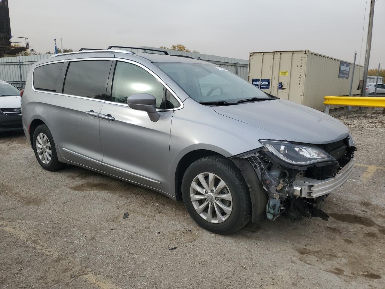 2019 Chrysler Pacifica VIN 2C4RC1BGXKR570448 Copart auction photo, front end / minor dent/scratches damage thumbnail 4