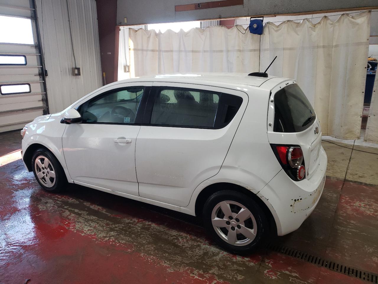 2015 Chevrolet Sonic VIN 1G1JA6SH7F4133694 Copart auction photo, normal wear / minor dent/scratches damage thumbnail 2