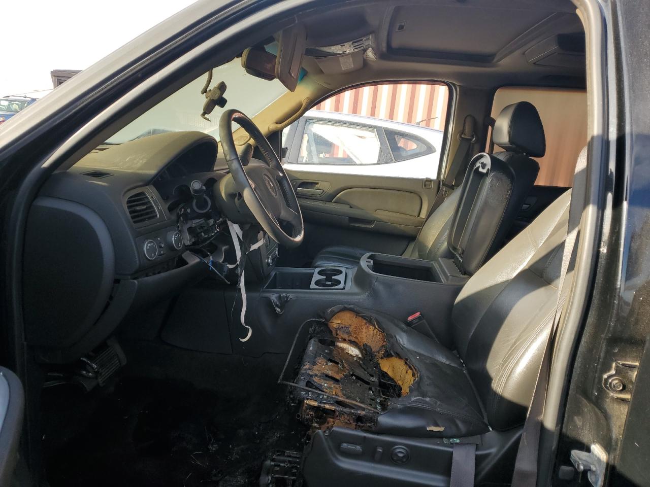 2007 Chevrolet Suburban VIN 3GNFK16387G230300 Copart auction photo, burn damage thumbnail 7