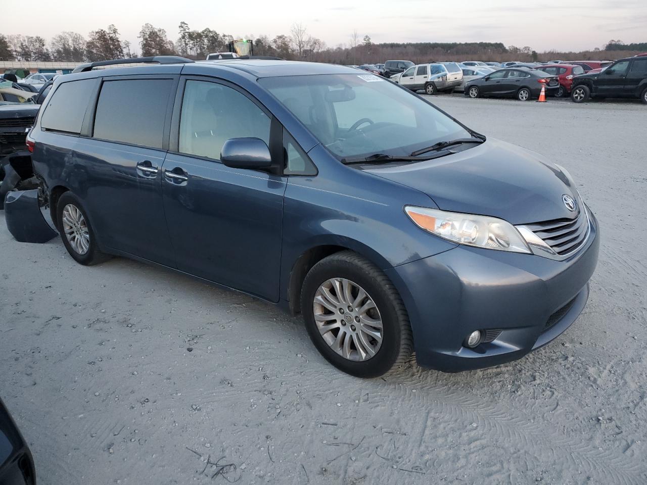2016 Toyota Sienna VIN 5TDYK3DCXGS747308 Copart auction photo, rear end damage thumbnail 4