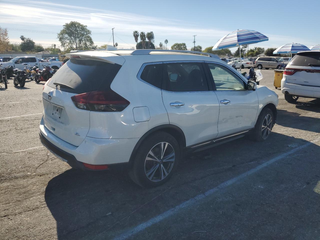 2018 Nissan Rogue VIN 5N1AT2MTXJC820495 Copart auction photo, front end / minor dent/scratches damage thumbnail 3