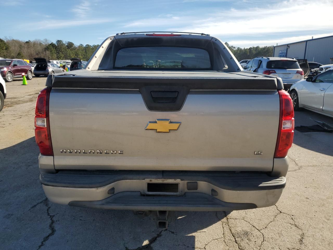 2008 Chevrolet Avalanche VIN 3GNEC12J28G225978 Copart auction photo, front end / side damage thumbnail 6