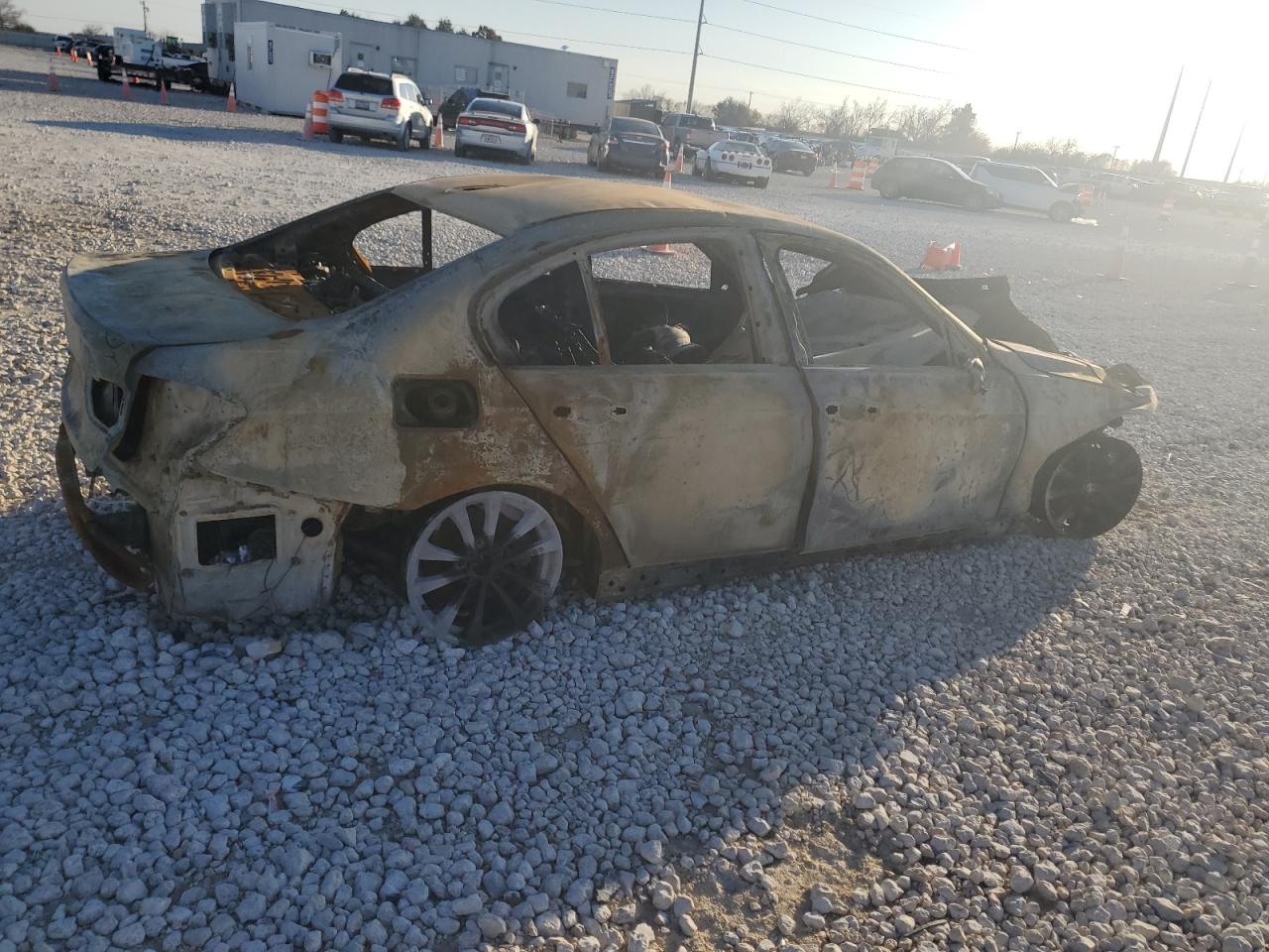 2018 BMW 3er VIN WBA8E1G5XJNU90718 Copart auction photo, burn damage thumbnail 3
