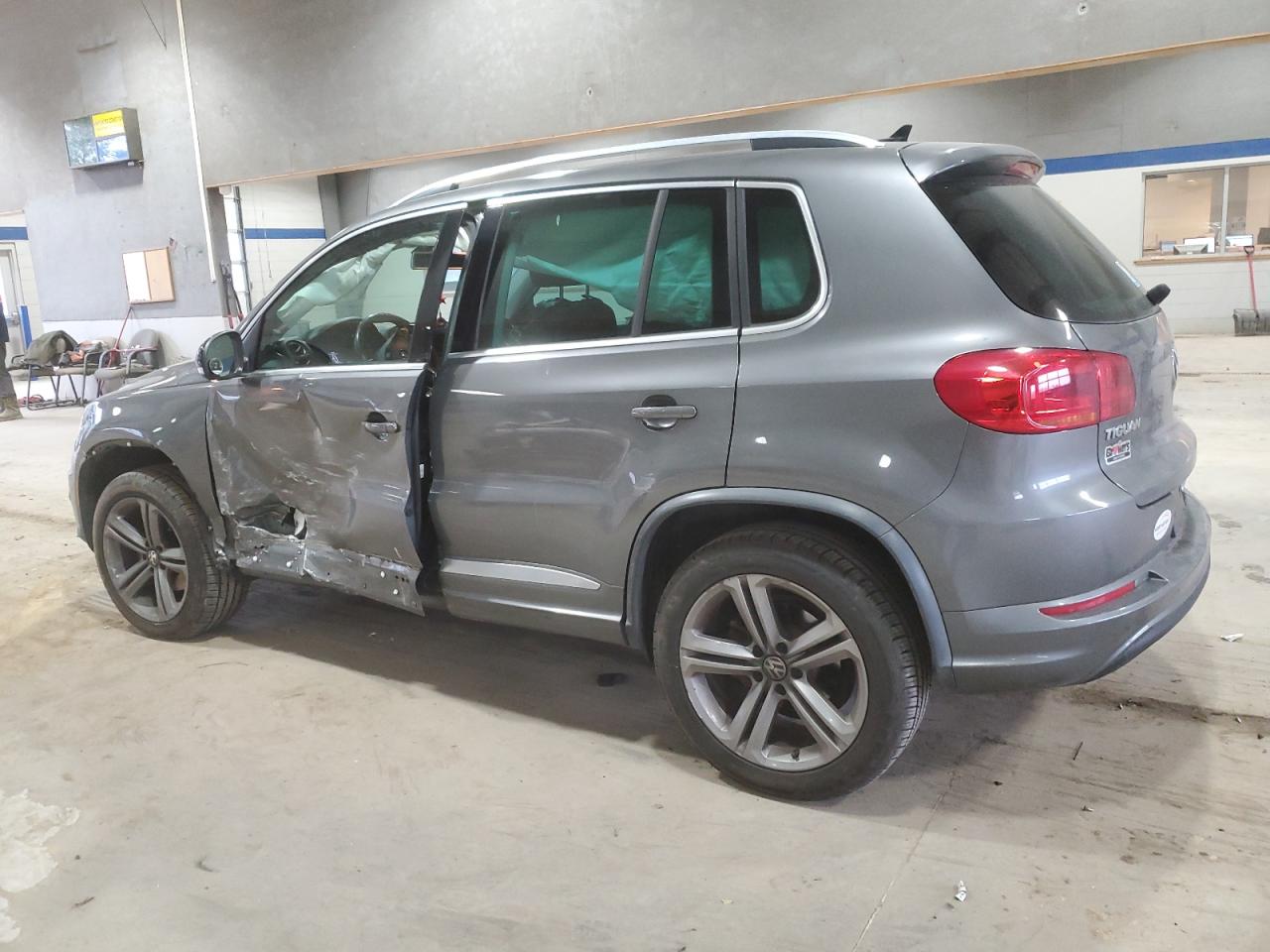 2017 Volkswagen Tiguan VIN WVGUV7AX5HK017377 Copart auction photo, side damage thumbnail 2