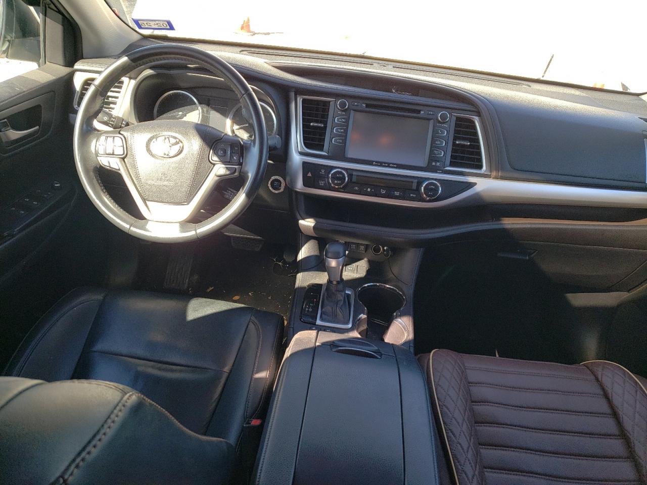 2019 Toyota Highlander VIN 5TDKZRFH3KS560451 Copart auction photo, rear end damage thumbnail 8