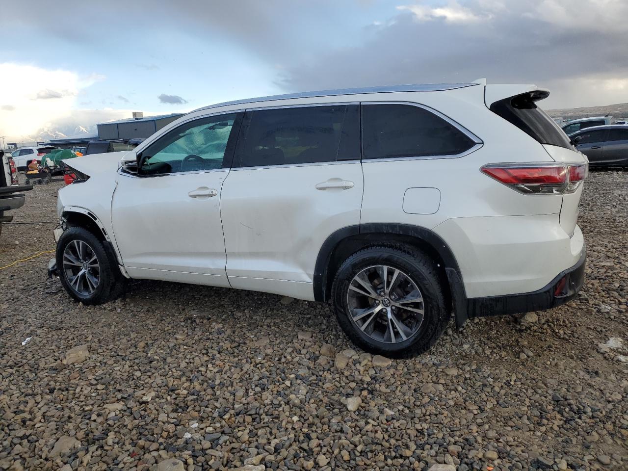 2016 Toyota Highlander VIN 5TDJKRFH7GS269796 Copart auction photo, front end damage thumbnail 2