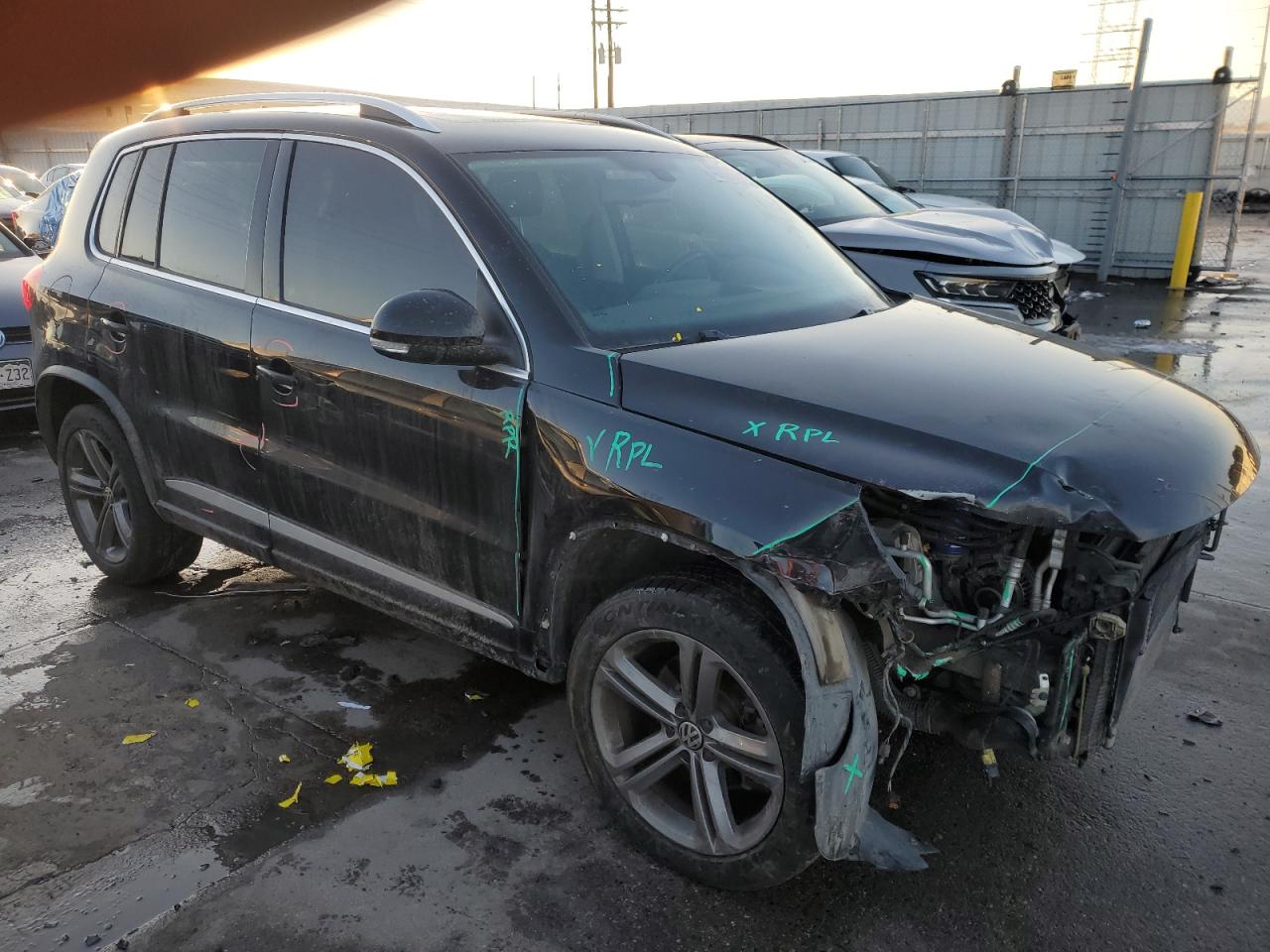 2017 Volkswagen Tiguan VIN WVGUV7AX1HK006005 Copart auction photo, front end / minor dent/scratches damage thumbnail 4