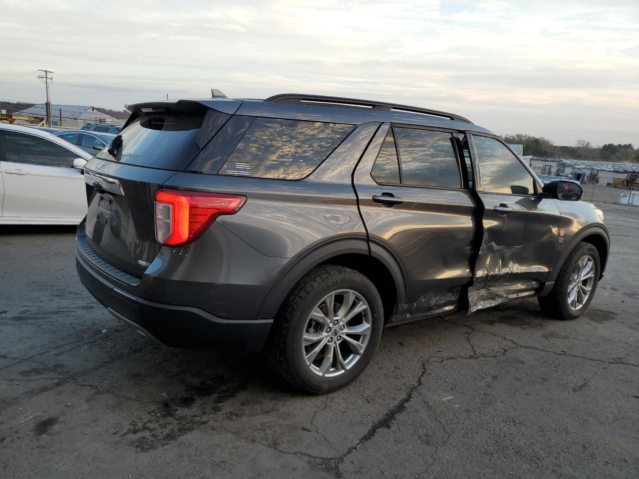 2020 Ford Explorer VIN 1FMSK8DH7LGB45612 Copart auction photo, side / rear end damage thumbnail 3