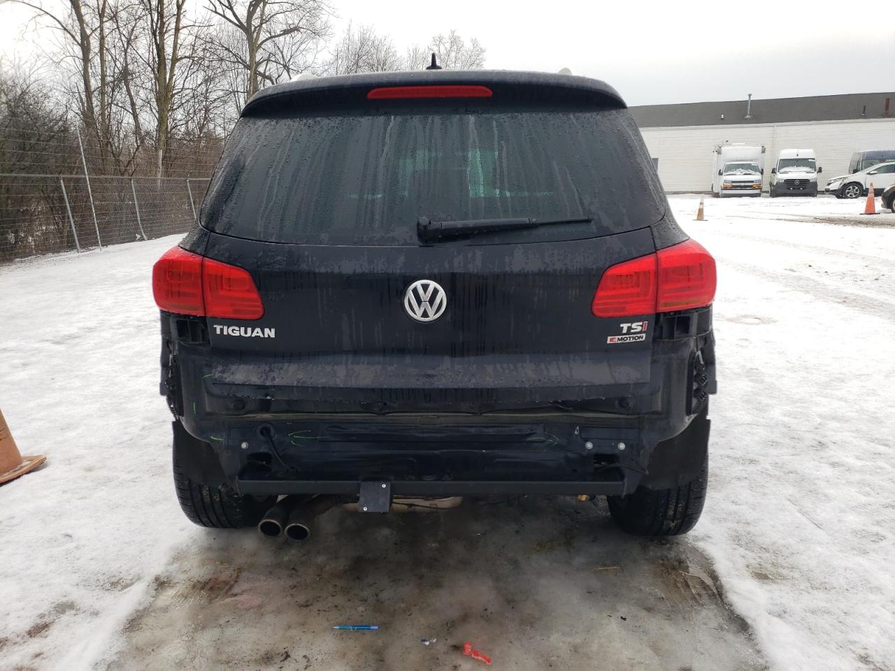 2017 Volkswagen Tiguan VIN WVGUV7AX0HK015908 Copart auction photo, rear end damage thumbnail 6