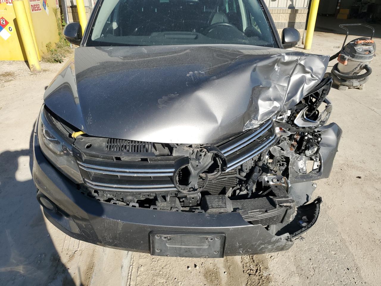 2016 Volkswagen Tiguan VIN WVGBV7AX5GW610509 Copart auction photo, front end / side damage thumbnail 13