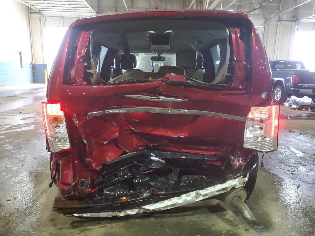 2015 Chrysler Town & Country VIN 2C4RC1CG4FR619972 Copart auction photo, rear end damage thumbnail 6