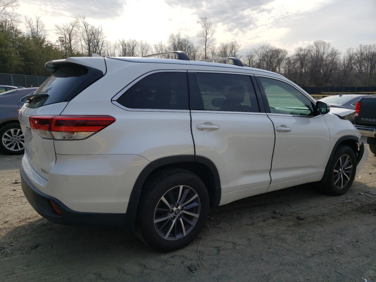 2017 Toyota Highlander VIN 5TDJZRFH9HS391363 Copart auction photo, front end damage thumbnail 3