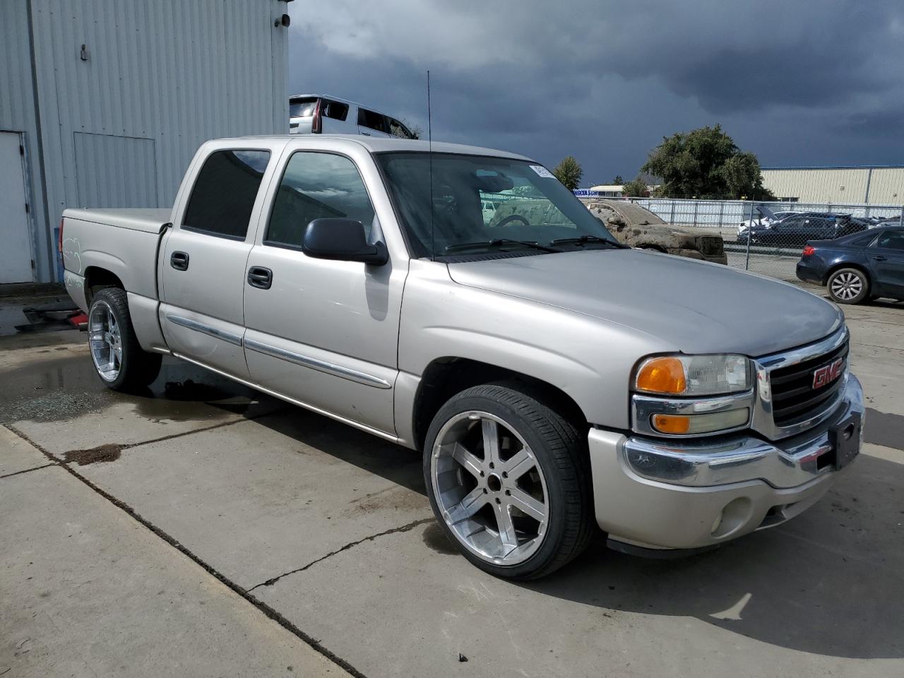 2005 GMC Sierra VIN 2GTEC13T651207061 Copart auction photo, rear end damage thumbnail 4
