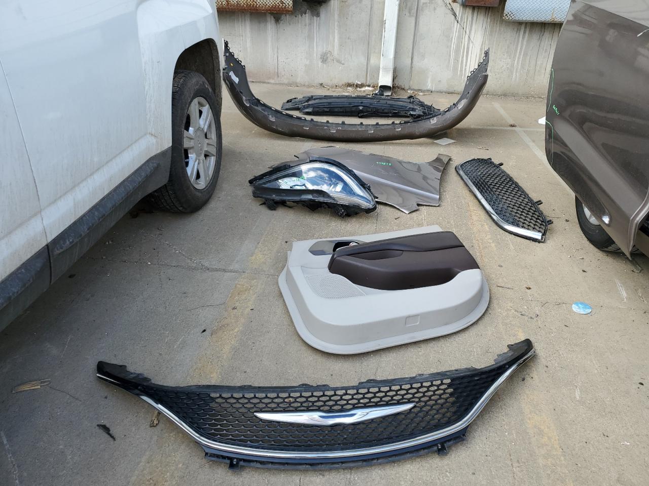 2018 Chrysler Pacifica VIN 2C4RC1FG4JR117466 Copart auction photo, front end damage thumbnail 13