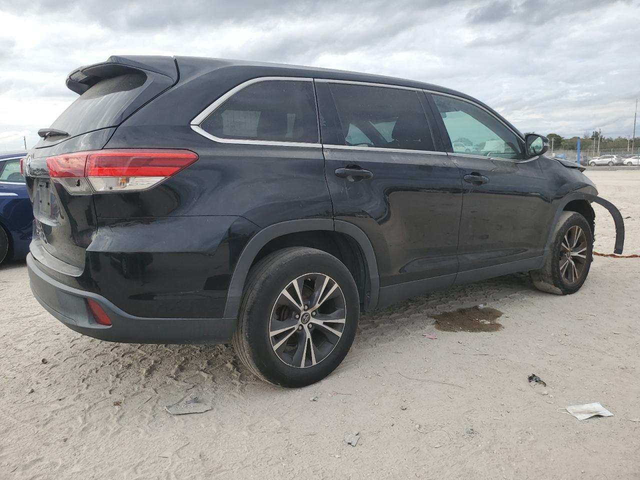 2019 Toyota Highlander VIN 5TDZARFH7KS049699 Copart auction photo, front end / minor dent/scratches damage thumbnail 3