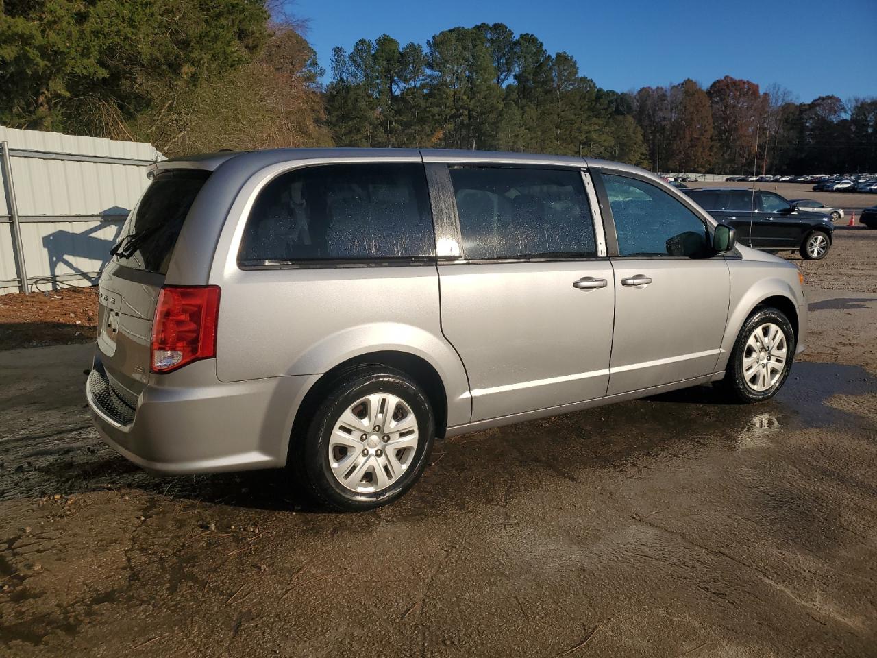 2018 Dodge Caravan VIN 2C4RDGBG2JR190275 Copart auction photo, minor dent/scratches damage thumbnail 3