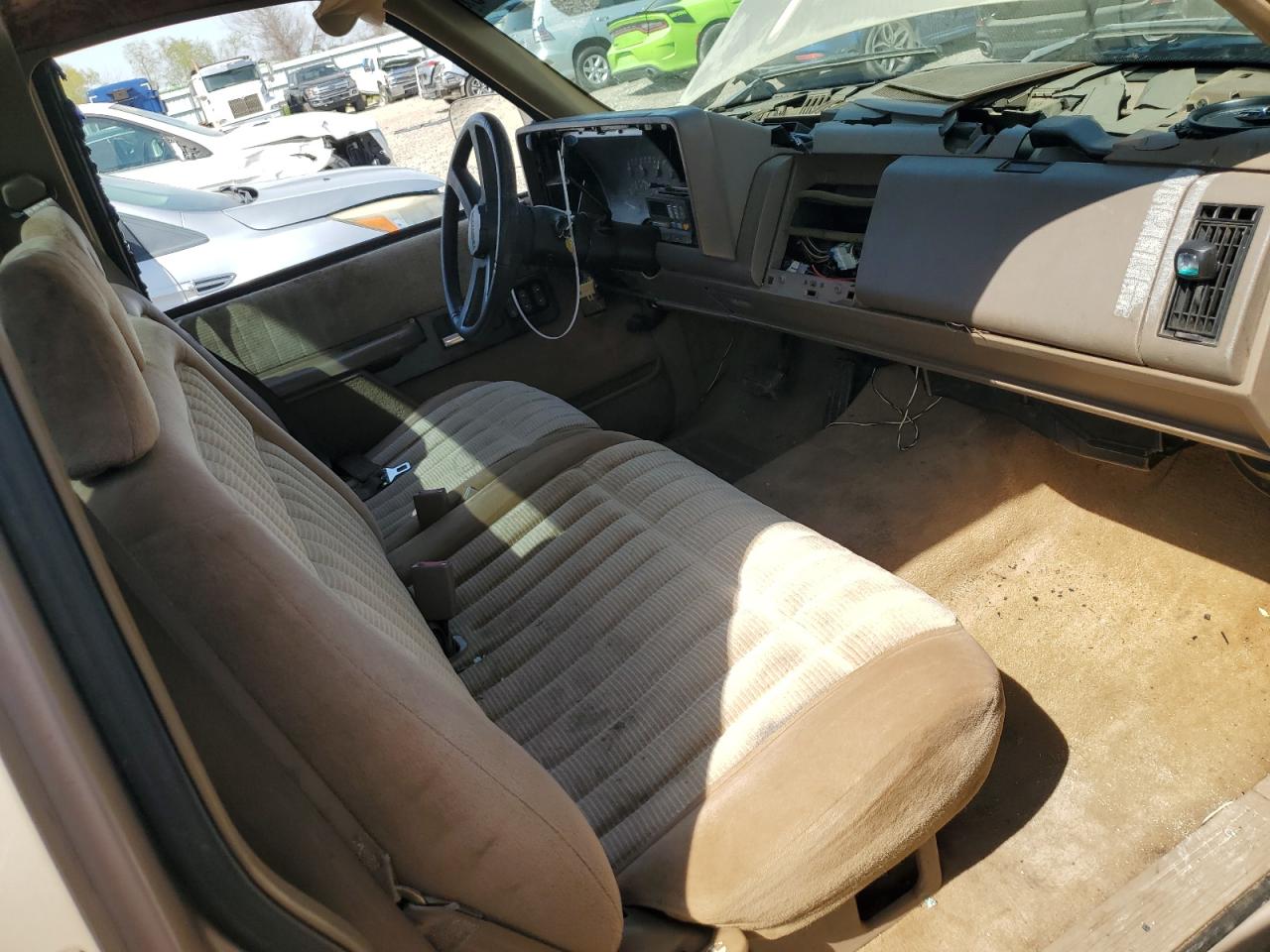 1993 Chevrolet GMT-400 VIN 1GCEC14K3PZ225646 Copart auction photo, side / front end damage thumbnail 8