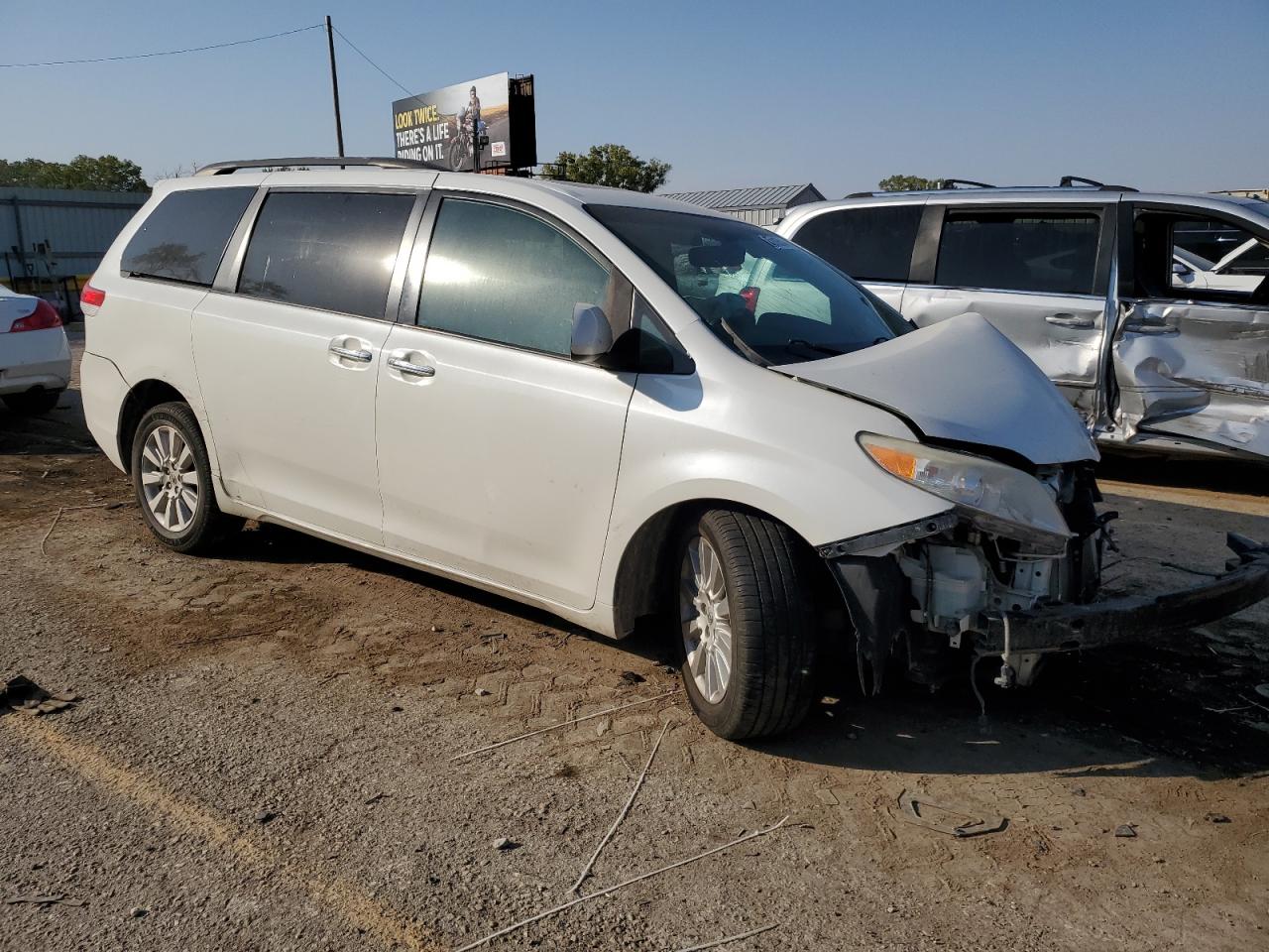 2011 Toyota Sienna VIN 5TDYK3DC7BS065589 Copart auction photo, front end / minor dent/scratches damage thumbnail 4