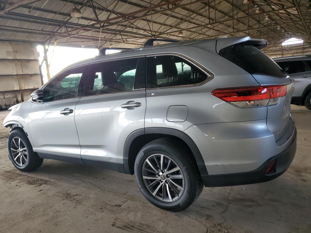 2019 Toyota Highlander VIN 5TDKZRFH7KS322697 Copart auction photo, front end / side damage thumbnail 2