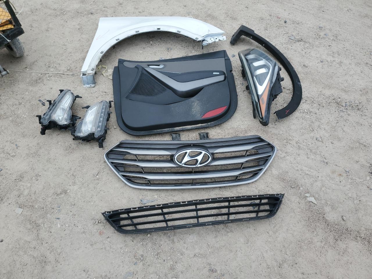 2017 Hyundai Santa Fe VIN 5XYZU4LA8HG467065 Copart auction photo, front end / side damage thumbnail 15