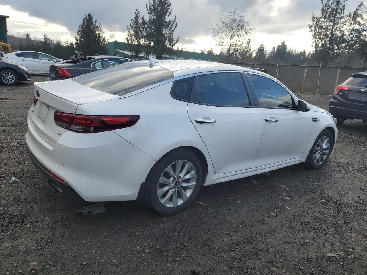 2018 KIA Optima VIN 5XXGT4L37JG233487 Copart auction photo, vandalism / minor dent/scratches damage thumbnail 3